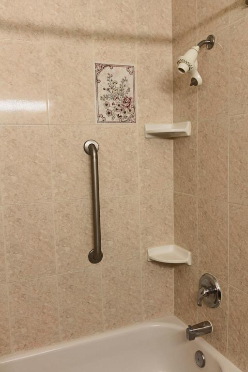 Wingate By Wyndham / Willowbrook Hotel 3*