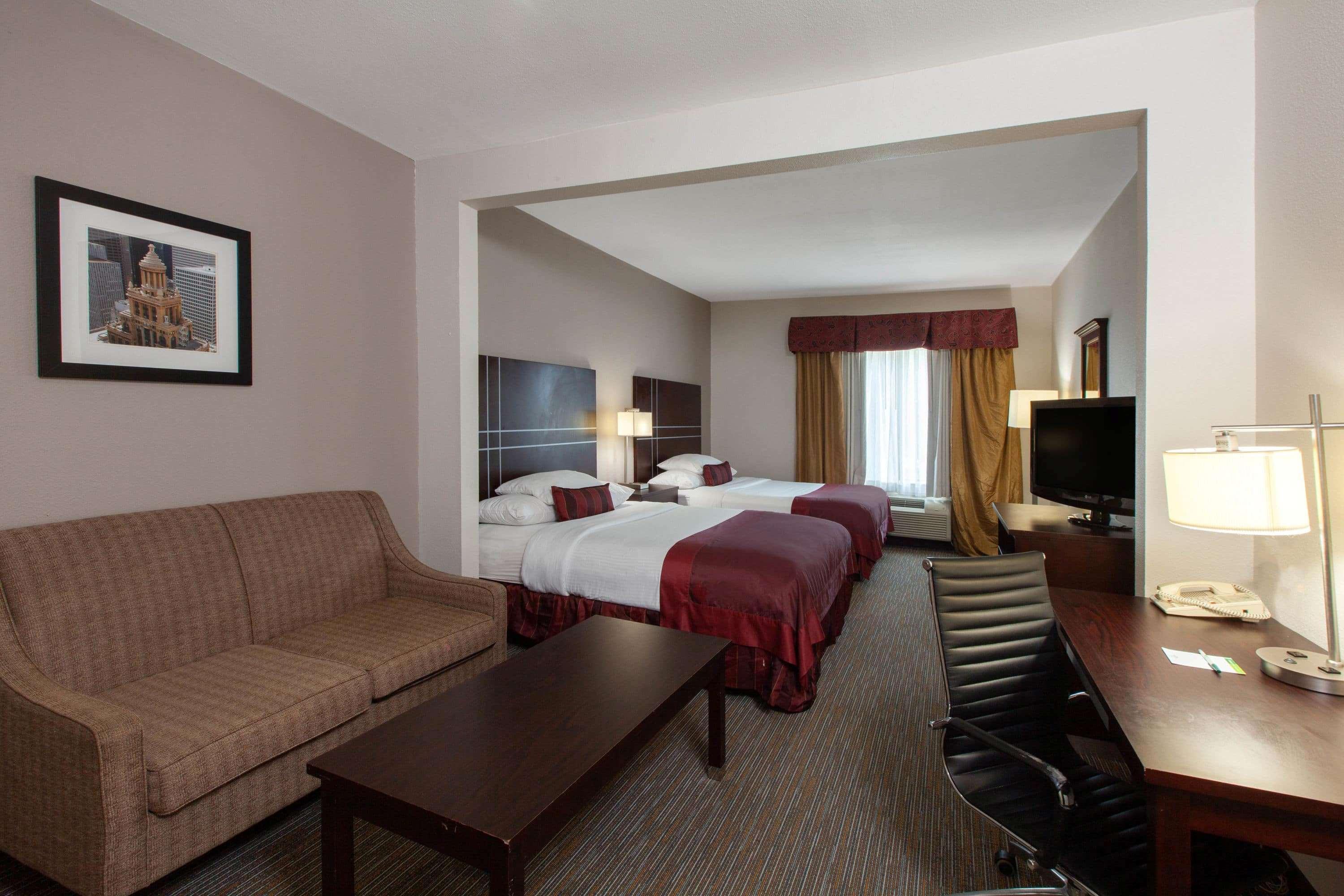 Wingate By Wyndham / Willowbrook 3*