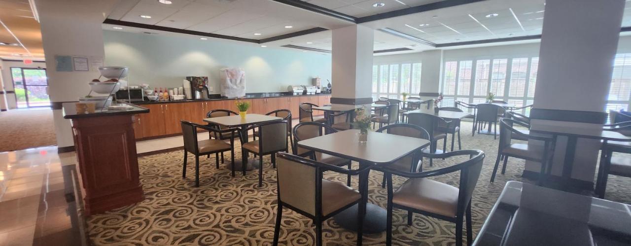 Wingate By Wyndham / Willowbrook Hotel 3*
