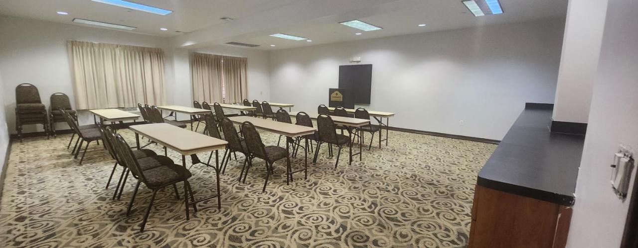 Hotel Wingate By Wyndham / Willowbrook 3*