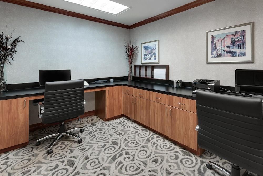 Wingate By Wyndham / Willowbrook 3*