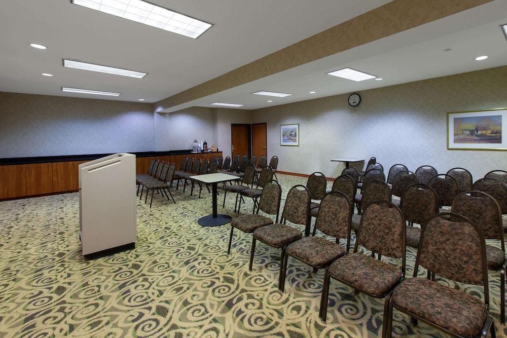 Hotel Wingate By Wyndham / Willowbrook 3*