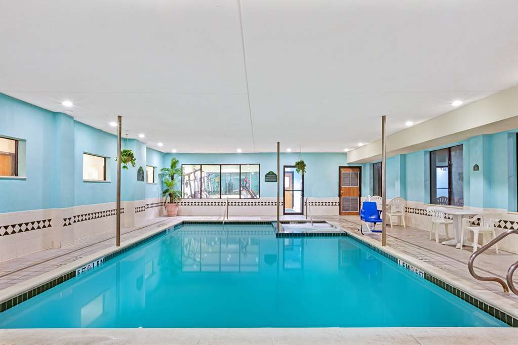 Wingate By Wyndham / Willowbrook 3*