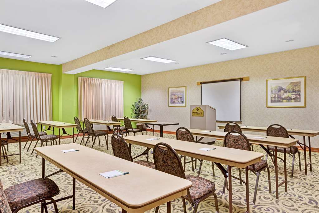 Wingate By Wyndham / Willowbrook Hotel 3*