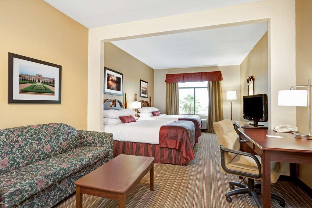 Wingate By Wyndham / Willowbrook Hotel