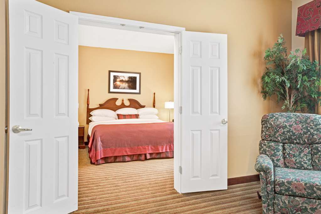 Wingate By Wyndham / Willowbrook Hotel 3*