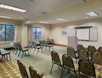 Wingate By Wyndham / Willowbrook 3*